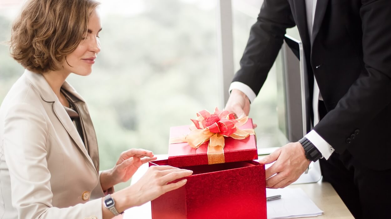 The Best Corporate Gifts for Employees [Step by Step Guide]